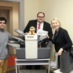 Bei der Übergabe der Kuvertiermaschine vom UB Remscheid an den UB Potsdam: Antonio Scarpino, Sven Wiertz und Nadine Lilienthal.