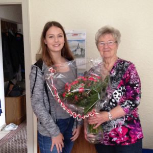 Marie-Kristin Schulz aus Solingen gratulierte Lore Mohr.