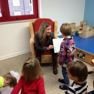 Vorlesetag 2015: Stefanie Bluth liest in der Kita Ahörnchen am Hohenhagen in Remscheid vor.