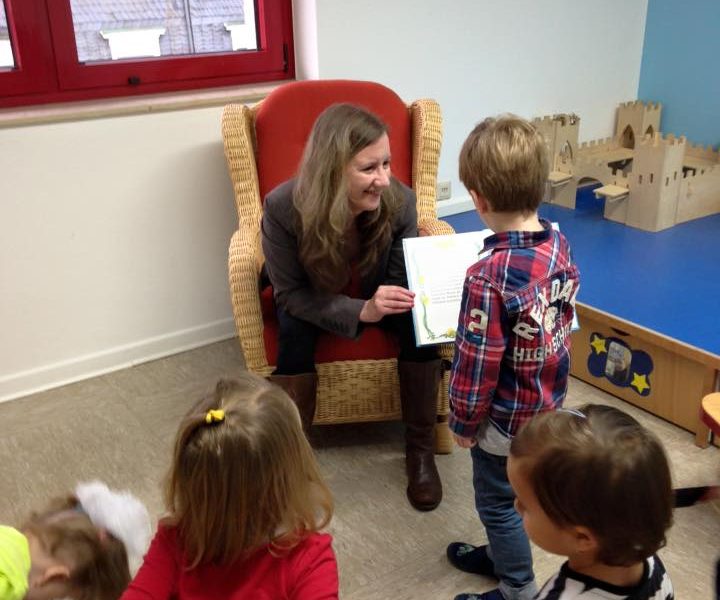 Vorlesetag 2015: Stefanie Bluth liest in der Kita Ahörnchen am Hohenhagen in Remscheid vor.