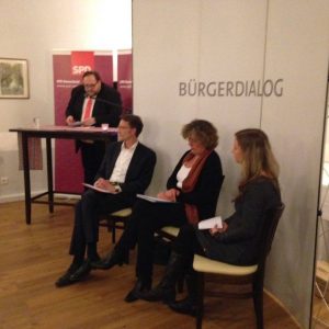Bei der Eröffnung des Europa-Forums der Remscheider SPD: Der SPD-Vorsitzende Sven Wiertz begrüßt - die Moderatoren Sven Wolf und Stefanie Bluth und die Europa-Abgeordnete Petra Kammervert (Mitte) hören zu.