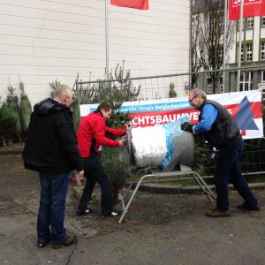 Weihnachtsbaumaktion 2015: Tobias Krupp und Sigmar Paeslack in Aktion