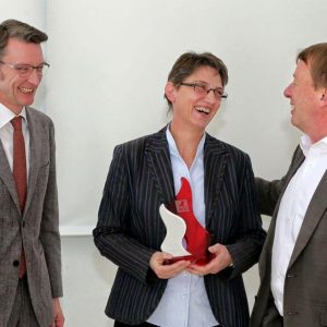 Laudator Sven Wolf, Preisträgerin Daniela Krein und Oberbürgermeister Burkhard Mast-Weisz.