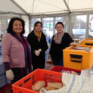 Mitglieder der AG Migration & Vielfalt bei der Essensausgabe in der Notunterkunft Hölterfeld