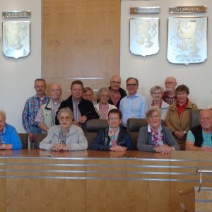 Auswärtsspiel? Mitglieder der Remscheider SPD-Senioren im Wuppertaler Ratssaal und der Oberbürgermeister Andreas Mucke mittendrin.