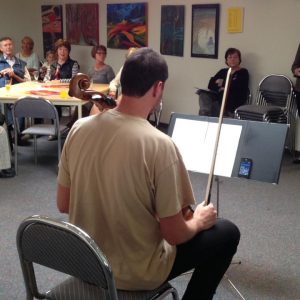 Aufspielen für die Künstlerin: Danil Mejeritski (am Cello) und Elke Schumacher.