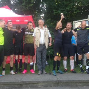 Unter Siegern: der Bezirksbürgermeister von Alt-Remscheid, Otto Mähler, mit der Siegermannschaft "Fuppes United"