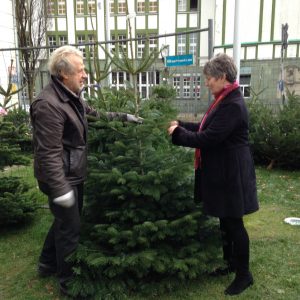Weihnachtsbaumverkauf 2015 - York Edelhoff und Kundin