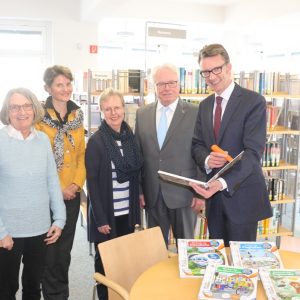 Bücherübergabe an die Lenneper Stadtteilbibliothek