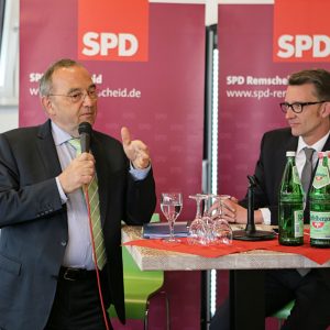 Norbert Walter-Borjans und Sven Wolf beim Bürgercafé am 04.05.2017.