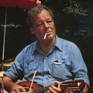 Auf dem Foto ist der langjährige Vorsitzende der SPD, Willy Brandt, abgebildet, der in einem Biergarten Mandoline spielt.