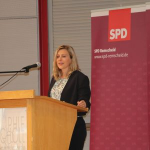 Christine Krupp am Rednerpult auf der Vollversammlung am 01.07.2017.