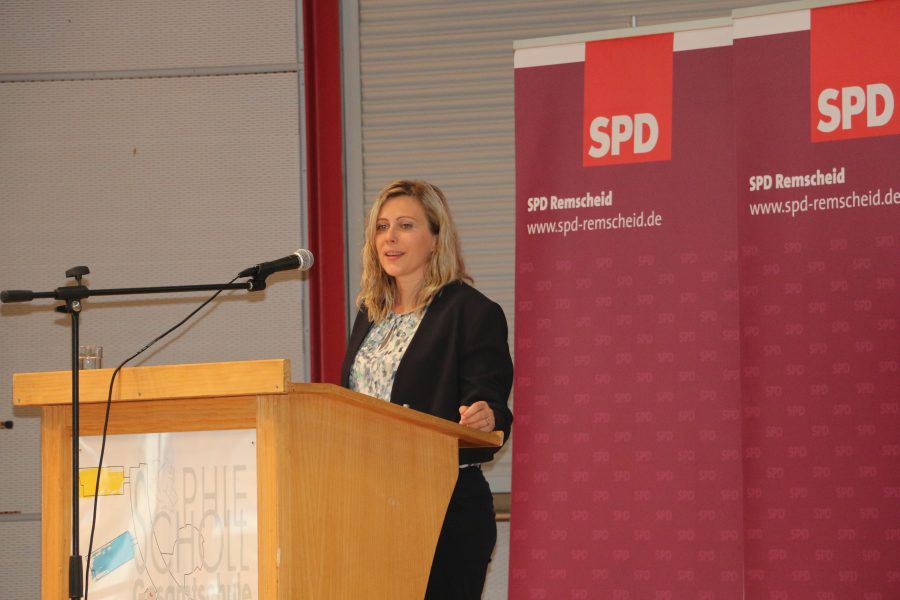 Christine Krupp am Rednerpult auf der Vollversammlung am 01.07.2017.