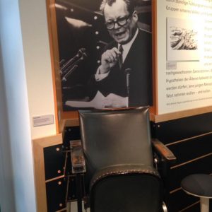 Besuch im Willy-Brandt-Forum in Unkel am 29.07.2017: Im Bild sehen Sie den Bundestagsstuhl von Willy Brandt vor einem Bild, das ihn am Rednerpult des Bundestages zeigt.