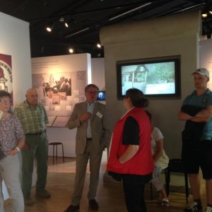 Besuch im Willy-Brandt-Forum in Unkel am 29.07.2017: Im Bild sehen Sie eine Momentaufnahme vom Rundgang durch die Ausstellung unter Führung von Herrn Charlier vom Verein.