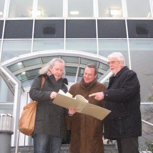 Die Fraktionsvorsitzenden von SPD, FDP und Bündnis90/Die Grünen, Hans Peter Meinecke, Wolf Lüttinger und Beatrice Schlieper, erhoffen sich einen zukunftsweisenden Neustart der Städtischen Bibliothek.
