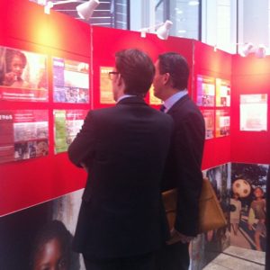 Sven Wolf und Schulleiter Jörg Bergemann vor der Ausstellungstafel.
