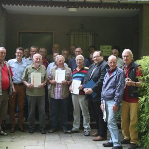 Pöhlsches' schieten 2013 im Stadtpark in Remscheid: Erste Reihe: Otto Mähler, Sven Wolf, Max Heinze, Manfred Gude, Dieter Haibach (mit Urkunden) und Sven Wiertz.