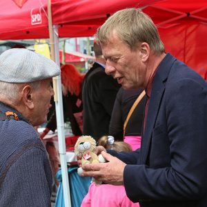 Burkhard Mast-Weisz beim Wahlkampfabschluss auf der Alleestraße