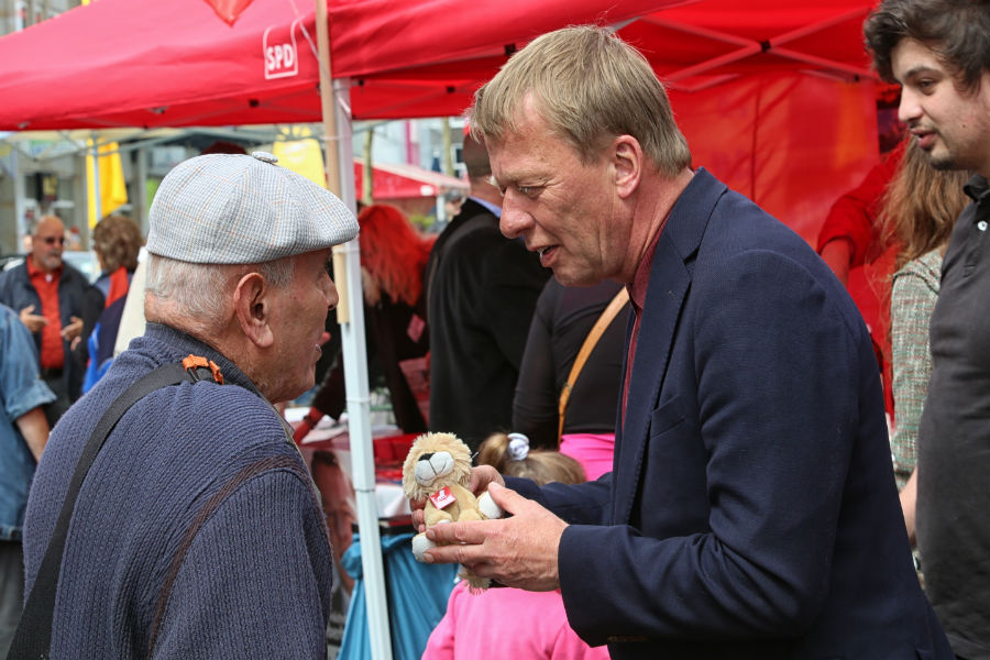 Burkhard Mast-Weisz beim Wahlkampfabschluss auf der Alleestraße