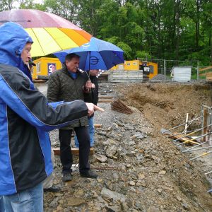 Besichtigung der Staumauer der Panzerbach-Talsperre am Hasenberg.