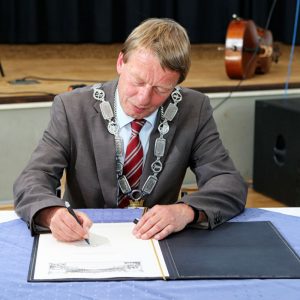 Burkhard Mast-Weisz trägt sich ins Goldene Buch der Stadt Remscheid ein