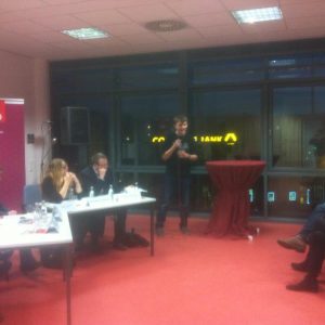 Aaron Störmer diskutierte beim Bildungsforum am 28.11.2014 eifrig mit.