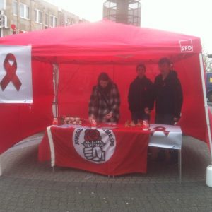 Welt-Aids-Tag 2014: Die Remscheider Jusos sammelten für die Aidshilfe Wuppertal