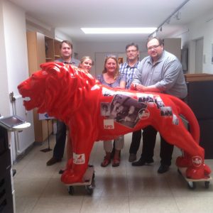 Unser Löwe "Willy" inmitten des Vorstandsteams