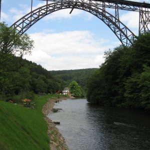 Der neue Brückenpark unter der Mügstener Brücke