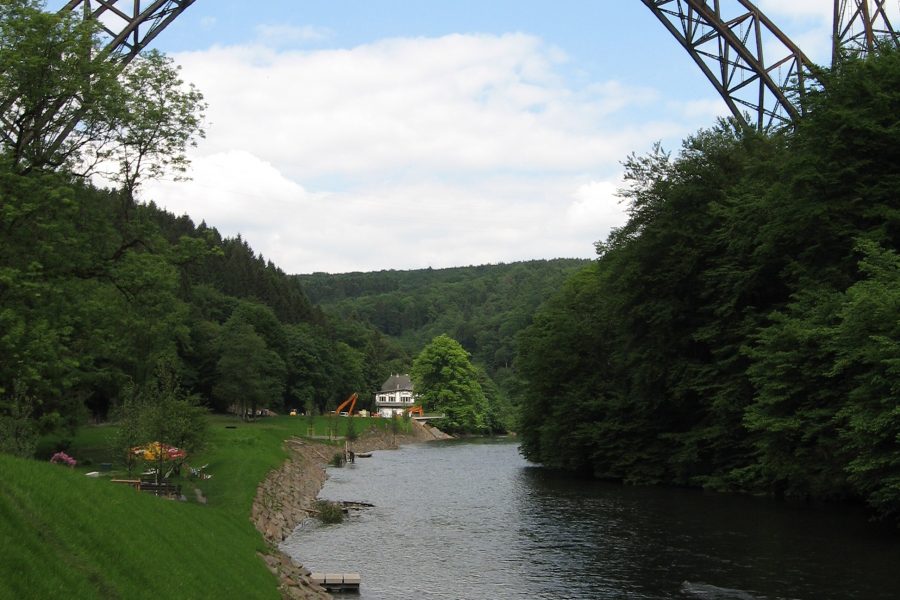 Der neue Brückenpark unter der Mügstener Brücke