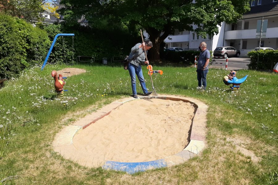 Reinigung des Spielplatzes an der Schmittenbuscher Straße in Lüttringhausen.